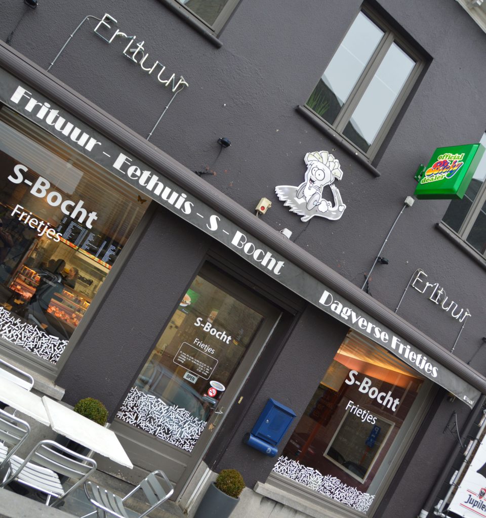 voorgevel van frituur in de dag
