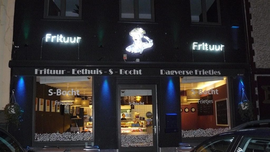 Voorgevel van frituur in de donker