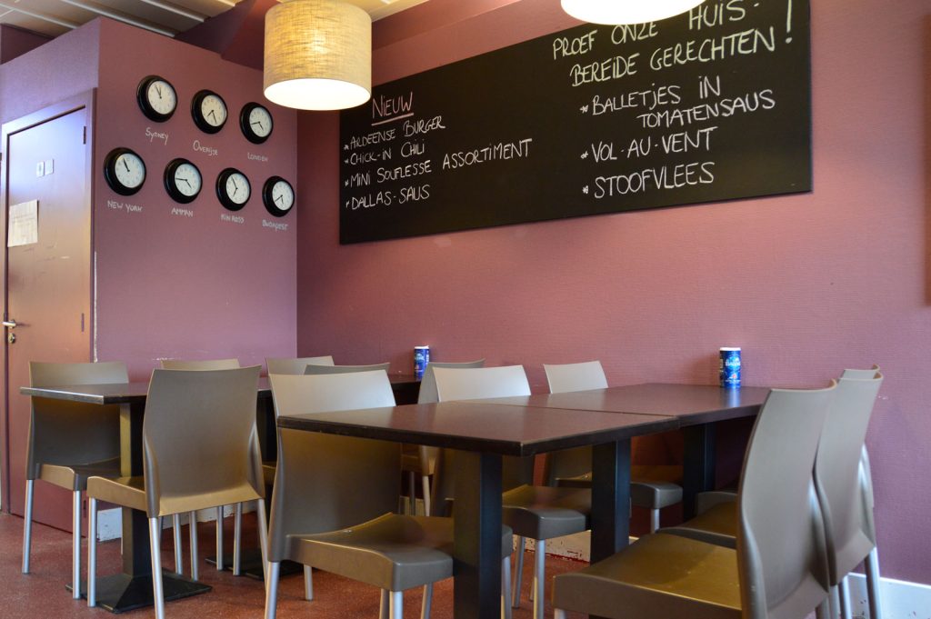eet tafels in frituur